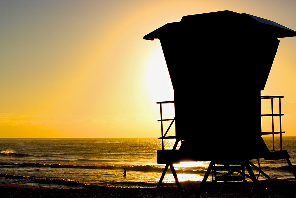 汉皇重色思倾国，御宇多年求不得。